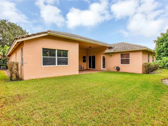 5041 Lakewood Dr, Cooper City FL 33330