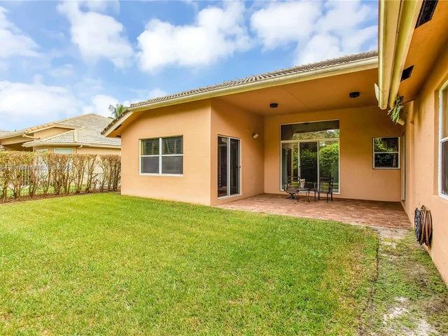 5041 Lakewood Dr, Cooper City FL 33330