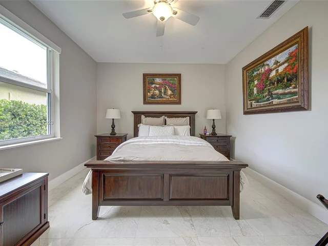 2557 Montclaire Cir, Weston FL 33327