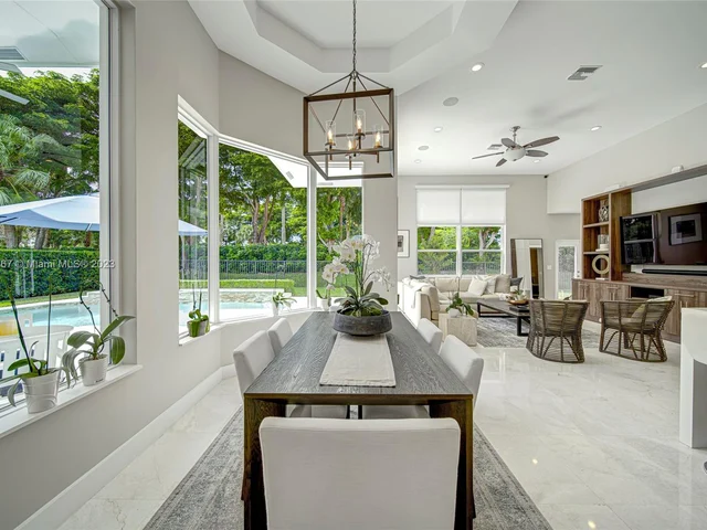 2557 Montclaire Cir, Weston FL 33327