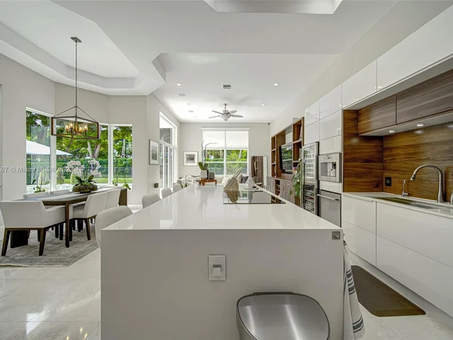 2557 Montclaire Cir, Weston FL 33327