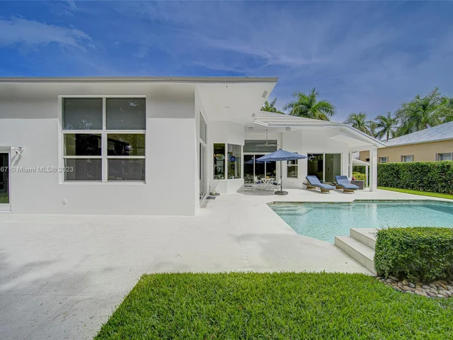 2557 Montclaire Cir, Weston FL 33327