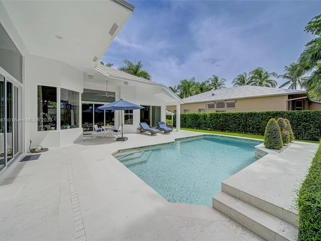 2557 Montclaire Cir, Weston FL 33327