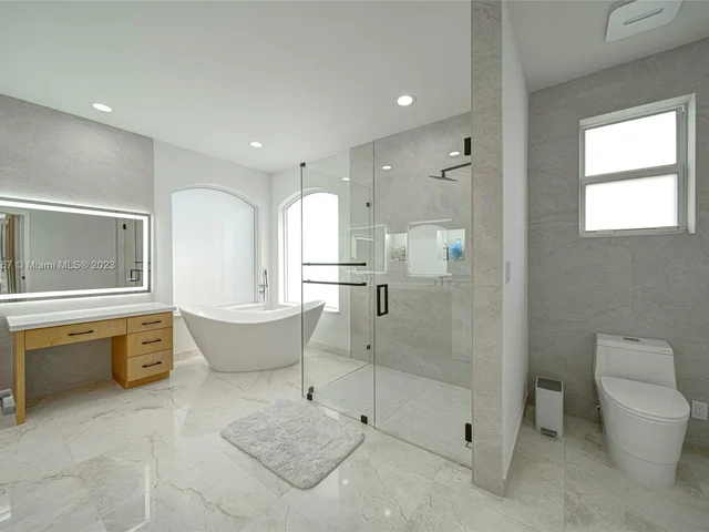 2557 Montclaire Cir, Weston FL 33327