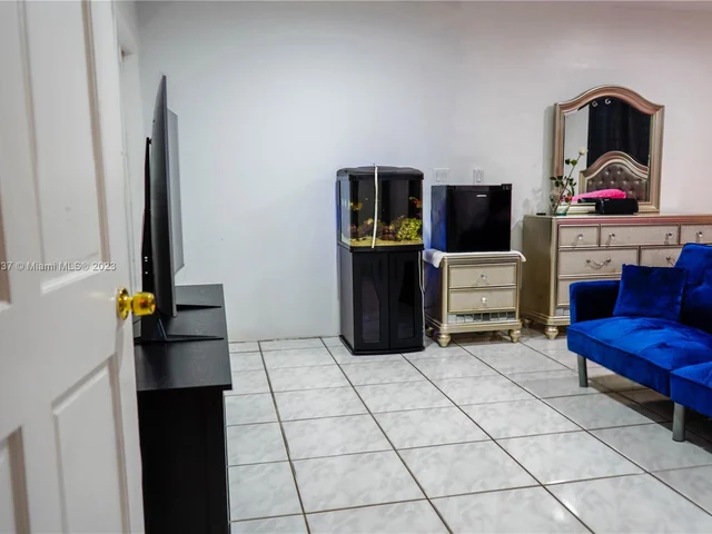 760 W 76th St, Hialeah FL 33014