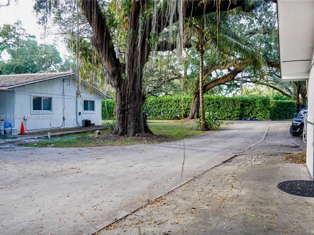 760 W 76th St, Hialeah FL 33014