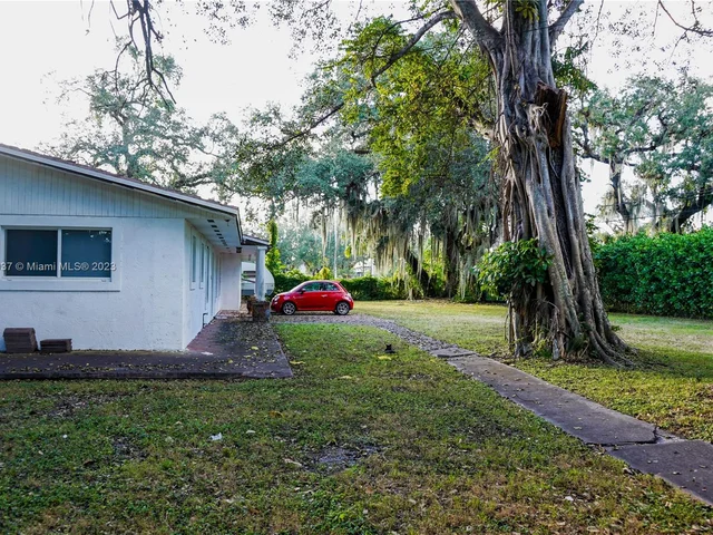 760 W 76th St, Hialeah FL 33014