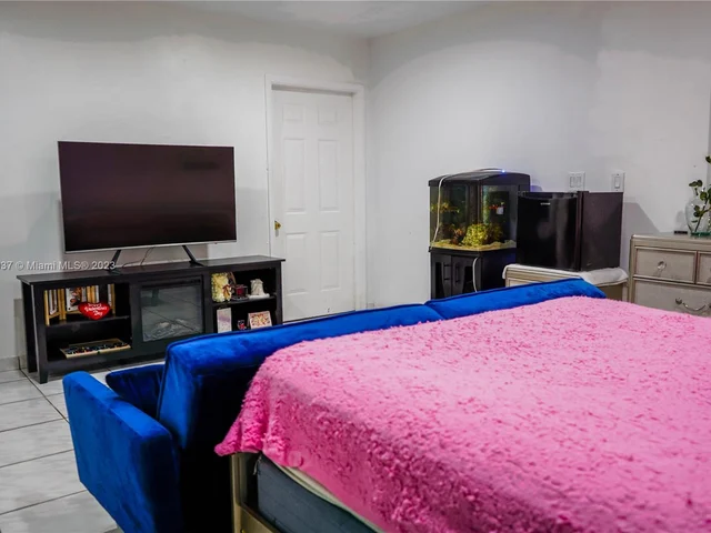 760 W 76th St, Hialeah FL 33014