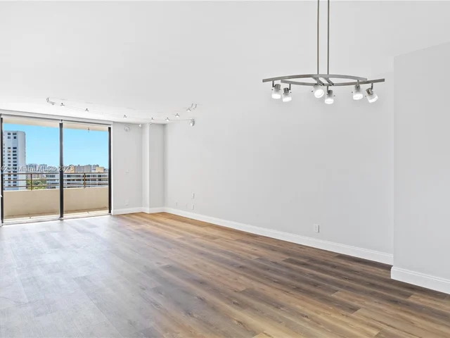 2500 Parkview Dr # 1216, Hallandale Beach FL 33009