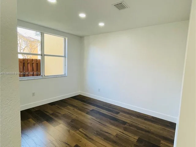 1570 NE 33rd Rd # 11, Homestead FL 33033