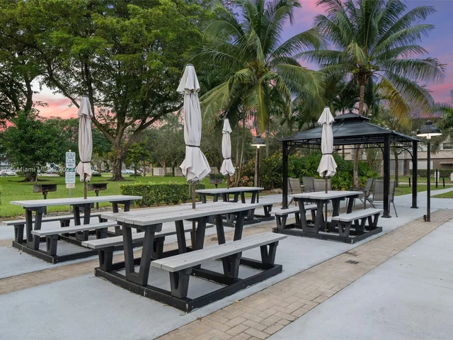 1000 Hillcrest Ct # 214, Hollywood FL 33021