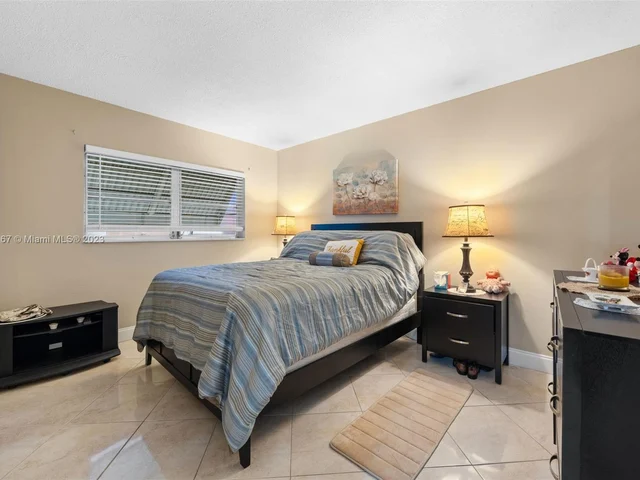 1000 Hillcrest Ct # 214, Hollywood FL 33021