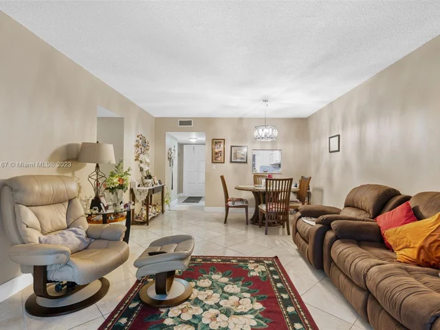 1000 Hillcrest Ct # 214, Hollywood FL 33021