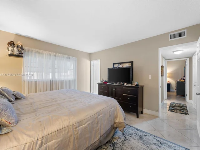 1000 Hillcrest Ct # 214, Hollywood FL 33021