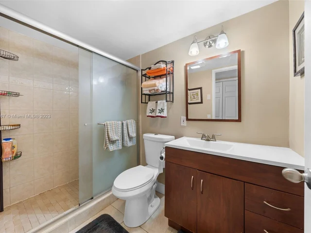 1000 Hillcrest Ct # 214, Hollywood FL 33021