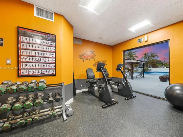 1000 Hillcrest Ct # 214, Hollywood FL 33021