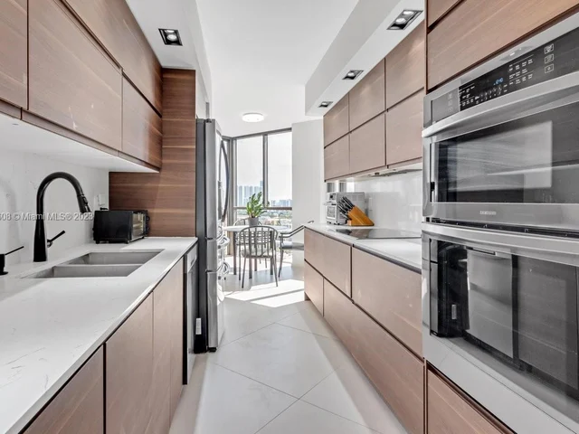 1000 W Island Blvd # 2003, Aventura FL 33160