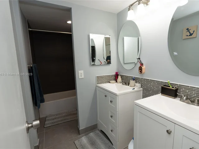 5050 NW 7th St # 406, Miami FL 33126