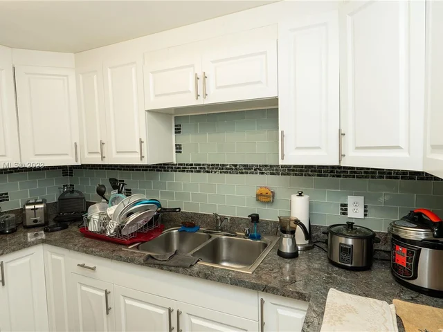 5050 NW 7th St # 406, Miami FL 33126