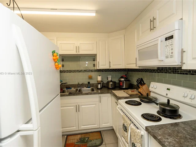 5050 NW 7th St # 406, Miami FL 33126