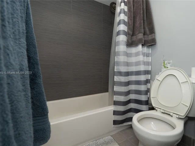 5050 NW 7th St # 406, Miami FL 33126