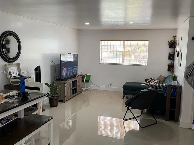 30 SE 4th Ave # 105, Hallandale Beach FL 33009