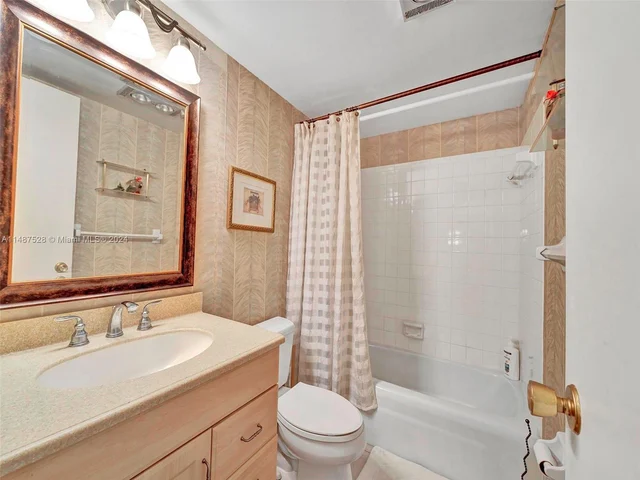 4100 Crystal Lake Dr # 206, Deerfield Beach FL 33064