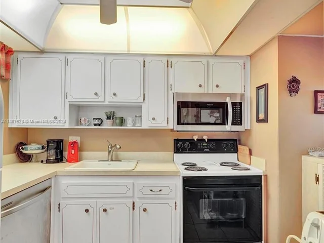 4100 Crystal Lake Dr # 206, Deerfield Beach FL 33064