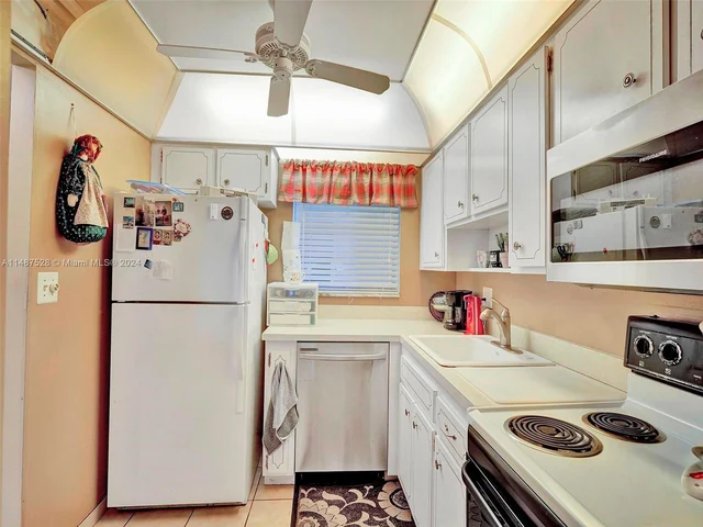 4100 Crystal Lake Dr # 206, Deerfield Beach FL 33064