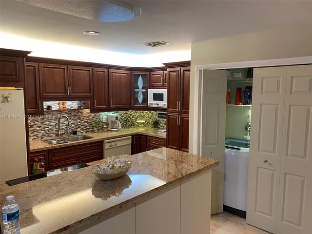 466 Briarwood Cir # 60, Hollywood FL 33024