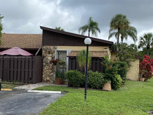 466 Briarwood Cir # 60, Hollywood FL 33024