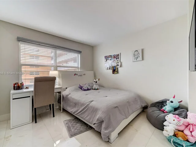 121 Golden Isles Dr # 907, Hallandale Beach FL 33009