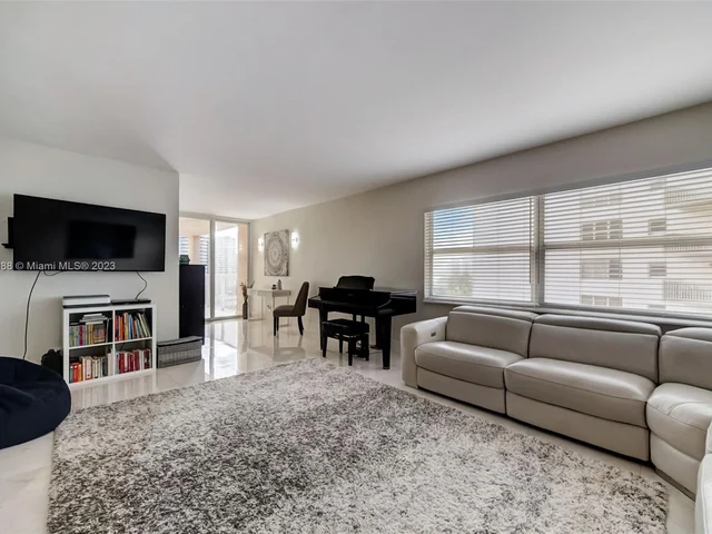 121 Golden Isles Dr # 907, Hallandale Beach FL 33009