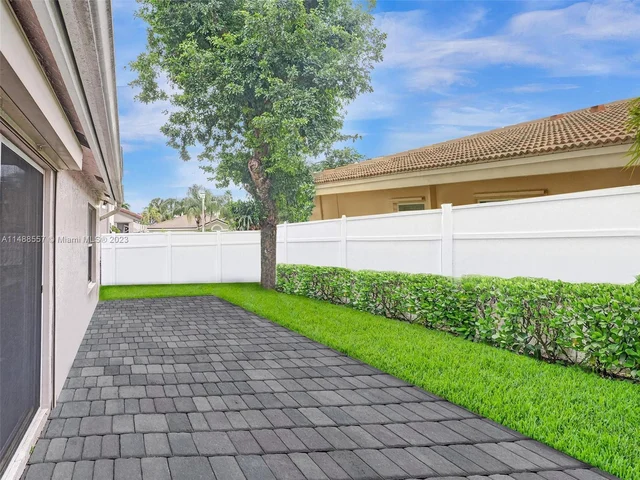 1930 NW 182nd Ter, Pembroke Pines FL 33029