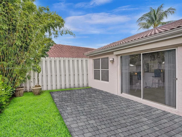 1930 NW 182nd Ter, Pembroke Pines FL 33029