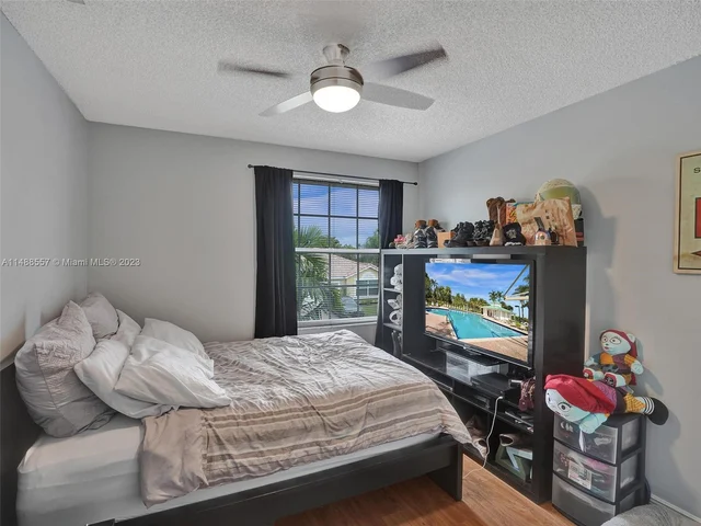 1930 NW 182nd Ter, Pembroke Pines FL 33029