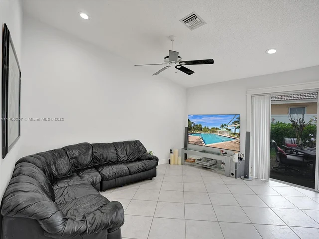 1930 NW 182nd Ter, Pembroke Pines FL 33029