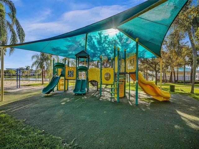 1930 NW 182nd Ter, Pembroke Pines FL 33029