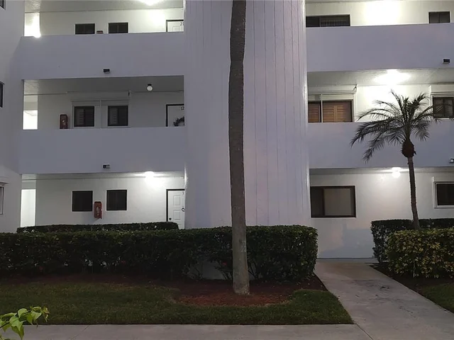 1460 Sheridan St # 2D, Hollywood FL 33020