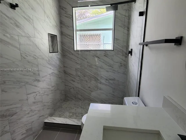 1247 NW 28th St # 3, Miami FL 33142