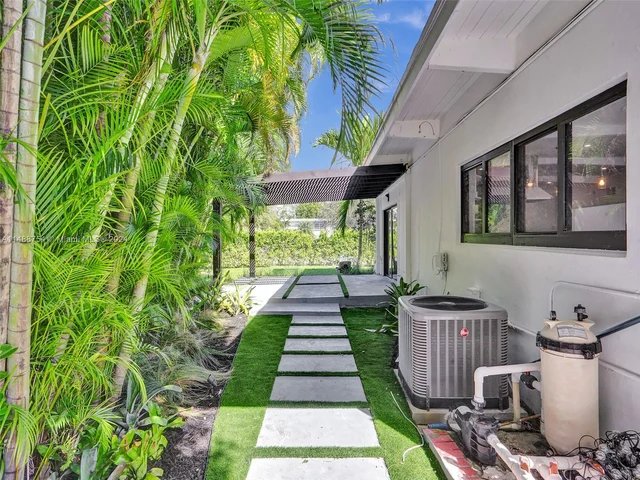 18560 NE 20th Ct, North Miami Beach FL 33179