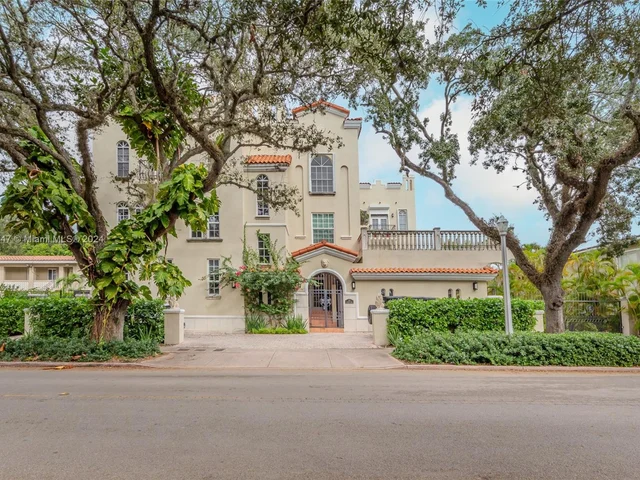 111 Edgewater Dr # 1A, Coral Gables FL 33133