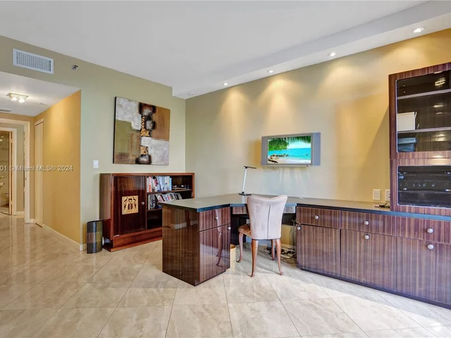 20281 E Country Club Dr # 207, Aventura FL 33180