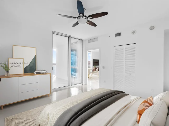 300 S Biscayne Blvd # 2616, Miami FL 33131