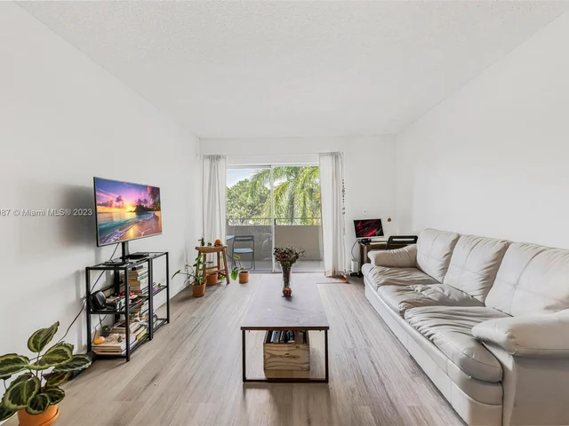 7900 Camino Cir # 310, Miami FL 33143