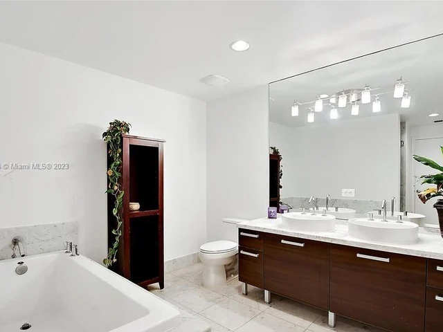 253 NE 2nd St # 608, Miami FL 33132