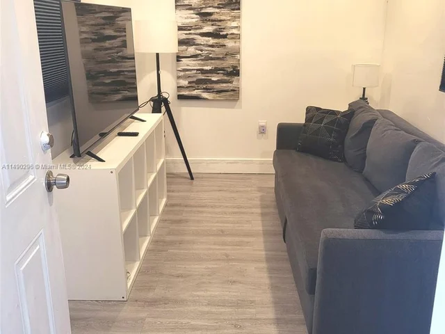 7070 Tyler St, Hollywood FL 33024