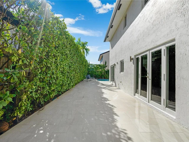 6763 SW 106 pl, Miami FL 33173