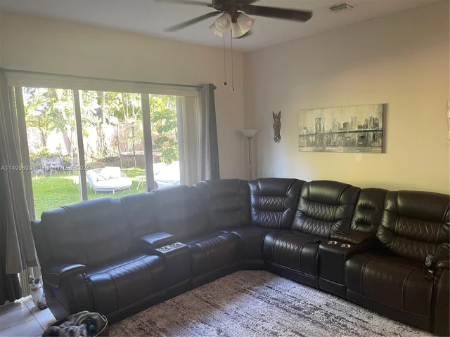 961 NE 36th Ave, Homestead FL 33033