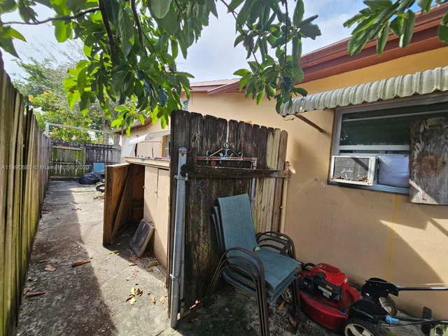 7999 NW 3rd Pl, Margate FL 33063